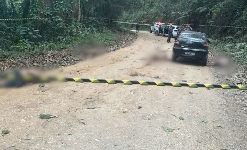 Os corpos foram encontrados pela polícia na Estrada Francisco Missé.