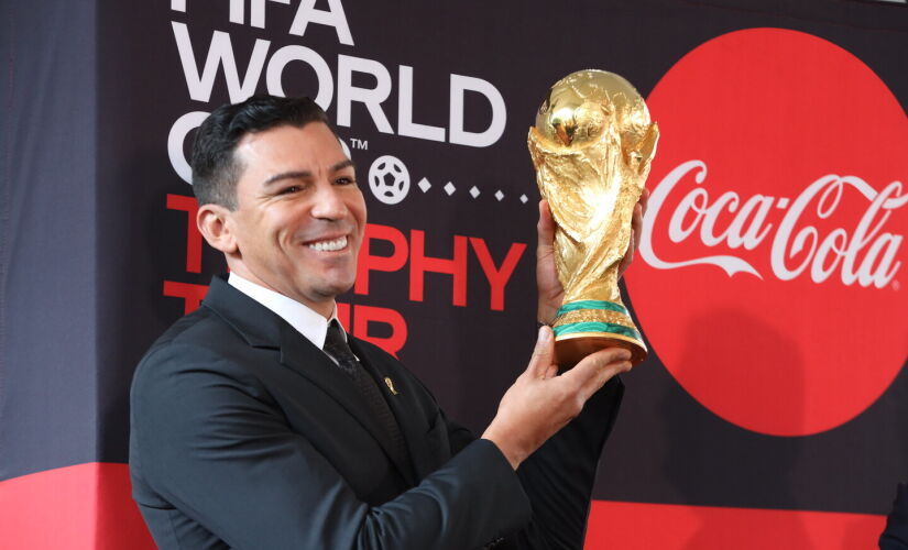 Lucio, ex-jogador da seleção brasileira, segurando a taça da Copa do Catar