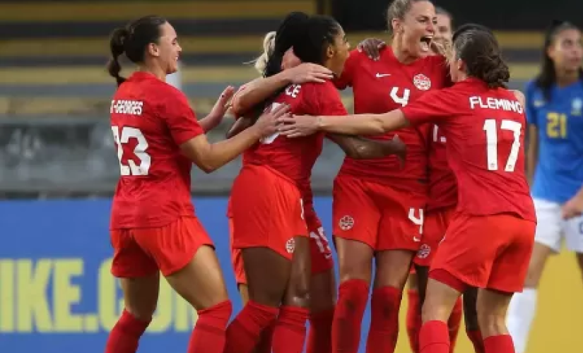 Jogadoras do Canadá comemoram gol de Zadorsky contra o Brasil pela seleção brasileira feminina em amistoso na Vila Belmiro 
