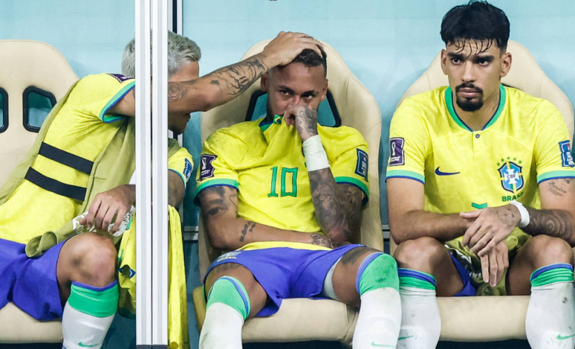 Neymar, substituído, é consolado por Pedro em Lusail 