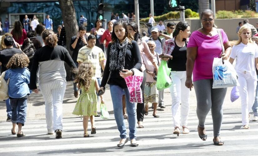 A formação, no entanto, não é suficiente para garantir salários iguais, e a discrepância se acentua com mulheres negras.