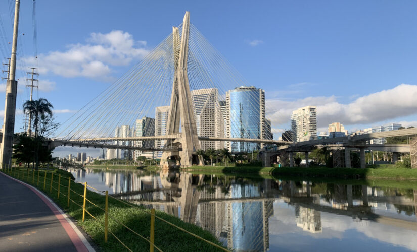 Segundo o CGE (Centro de Gerenciamento de Emergências Climáticas) da prefeitura paulistana, o sol aparece entre nuvens no sábado, que começa com temperaturas baixas na madrugada