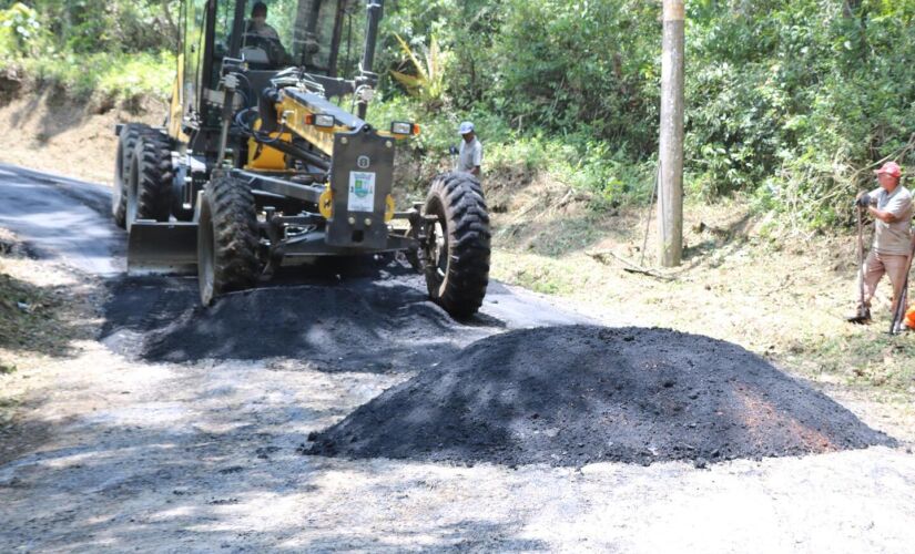 O trabalho de colocação da massa quente contou com a utilização de uma motoniveladora (patrol), dois caminhões e um rolo compressor