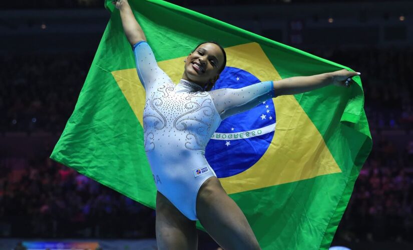 A ginasta Rebeca Andrade após vencer o Mundial de ginástica