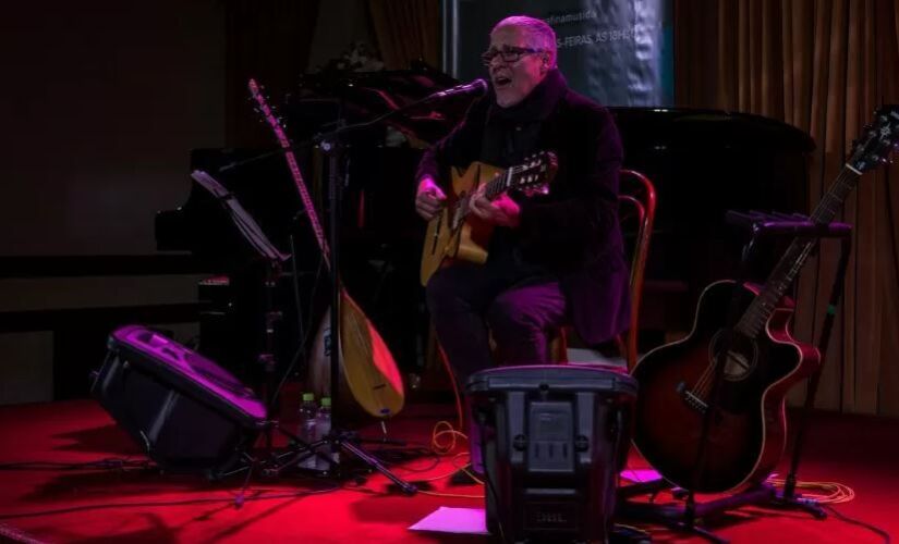 O música Bebeto Alves.