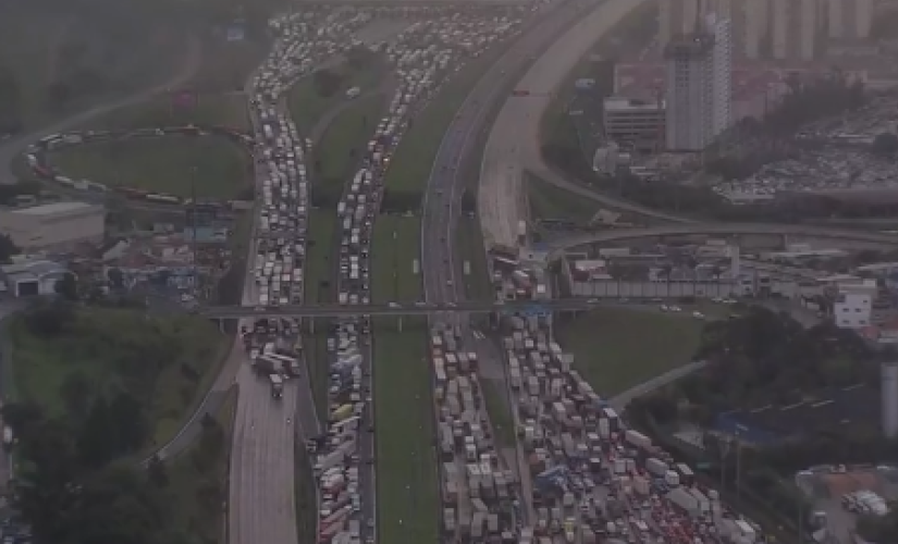 Caminhoneiros bloqueiam trecho da rodovia Castello Branco, em SP