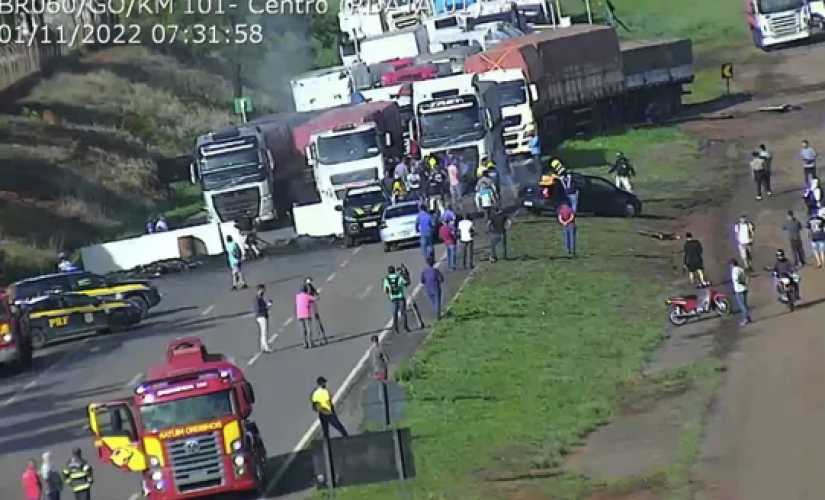 Manifestantes bloqueia rodovia BR-060, em Anápolis, Goiás