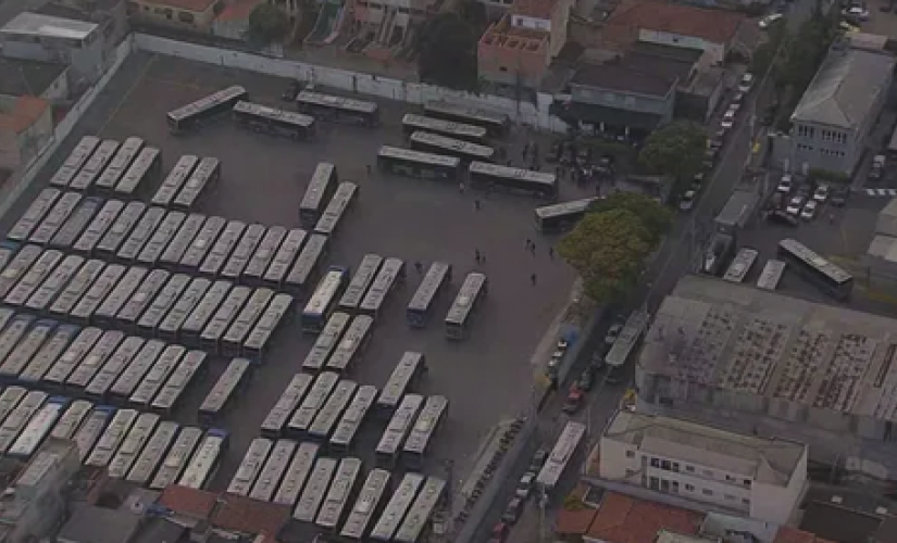 Manifestação de motoristas e cobradores de ônibus paralisa operação de 33 linhas em SP