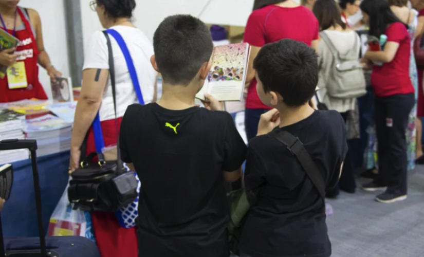 Crianças na 21ª Festa do Livro da USP, ocorrida em novembro de 2019