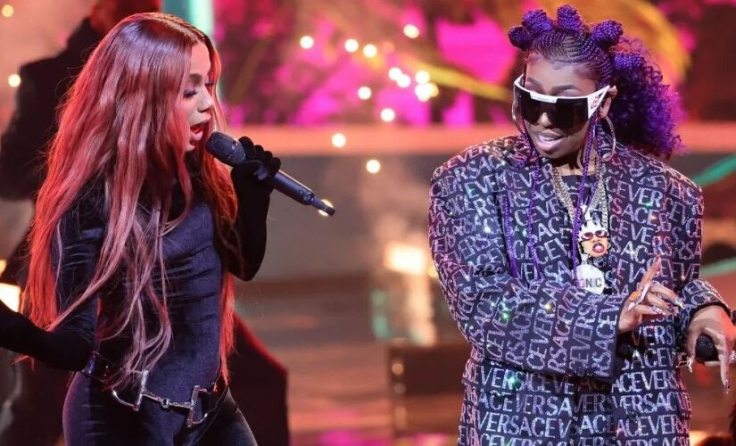 Anitta e Missy Elliot se apresentando no AMAs.