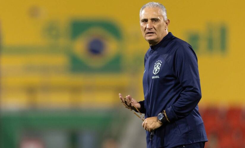 Tite durante visita da seleção brasileira ao estádio de Lusail, palco da estreia na Copa