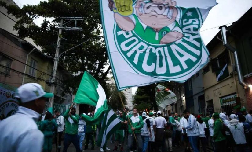 Torcedores palmeirenses comemoram no entorno do Allianz Parque o décimo primeiro título do Brasileirão brasileiro do Palmeiras 