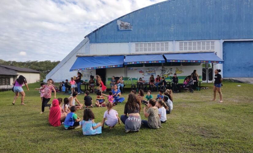 Um ônibus todo colorido tem percorrido os bairros de Cananéia levando ações artísticas gratuitas às crianças