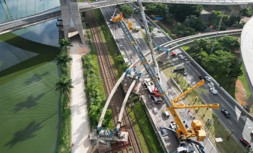 Vigas da Linha 17Ouro do Monotrilho do Metrô de São Paulo em obra na Marginal Pinheiros