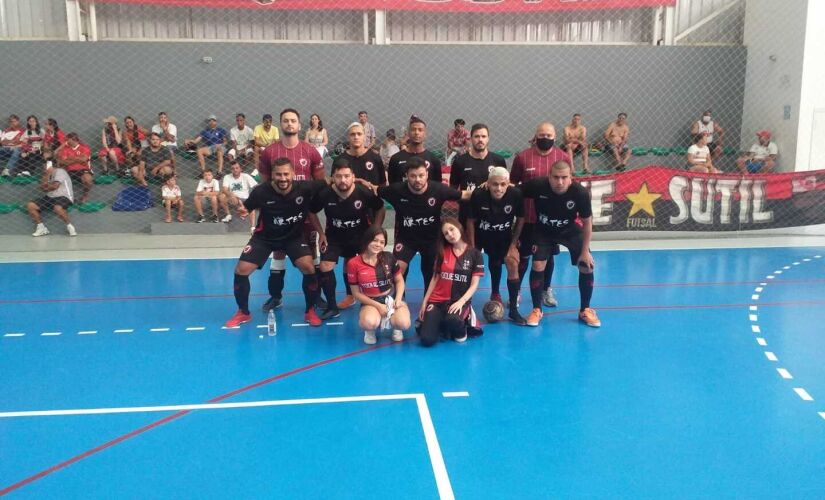 Equipe campeã Toque Sutil junto com sua torcida, antes da grande final