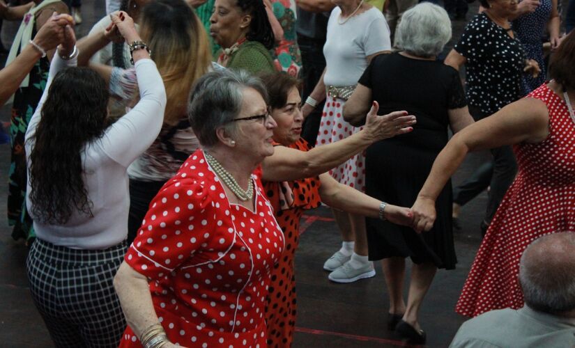 Com tema "Nos Tempos da Brilhantina", Melhor Idade de Taboão da Serra lotou o Cemur durante baile. 