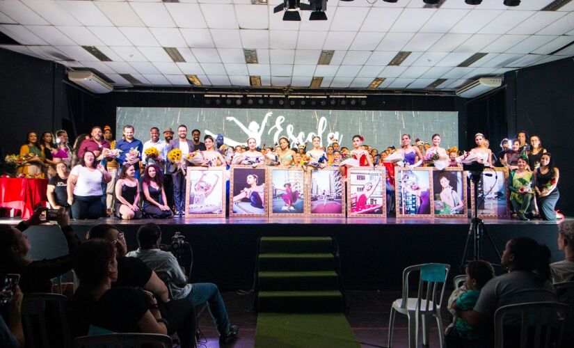 Alunas do curso de Ballet e familiares se emocionaram durante formatura