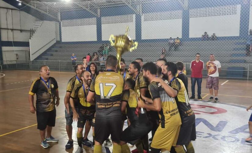 Equipe campeã, Arena Ré comemora o título da competição de Futsal Veteranos 35 anos de Taboão da Serra. 