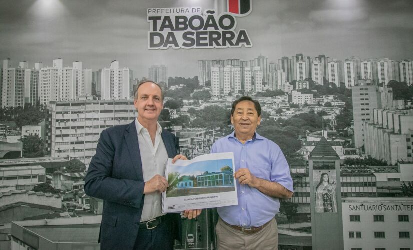 Prefeito Aprígio ao lado do empresário Antonio Luiz Esteve exibem projeto da Clínica Veterinária Municipal de Taboão da Serra