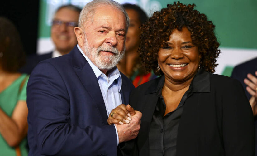 O presidente eleito Lula e a futura ministra da cultura Margareth Menezes.