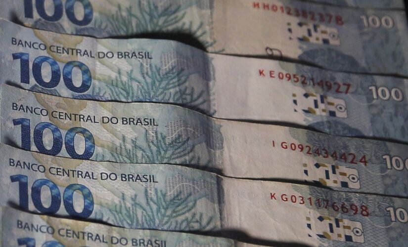 É possível receber uma renda de um salário mínimo após 40 anos guardando cerca de R$ 31 por mês