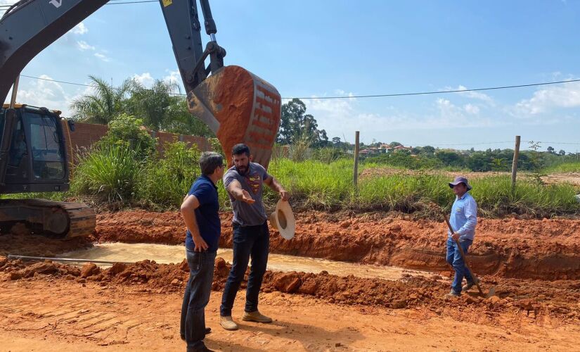 Será realizada a terraplanagem da via e a reciclagem de todo o trecho