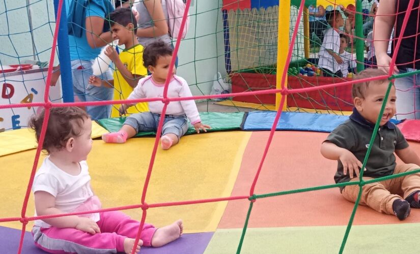 Festa de natal para crianças beneficiárias do Viva Leite contou com cama elástica e brinquedos infláveis 