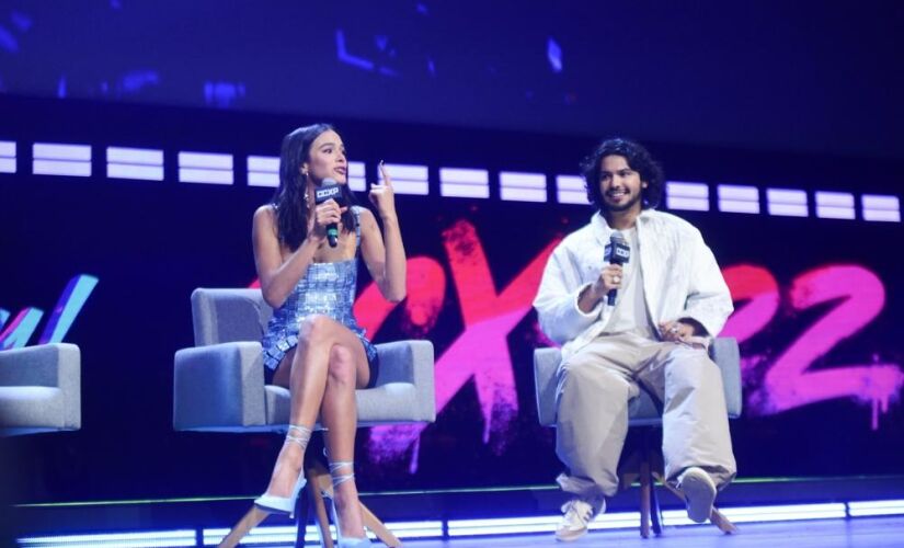 Bruna Marquezine e Xolo aparecem de surpresa em painel de Besouro Azul na CCXP.