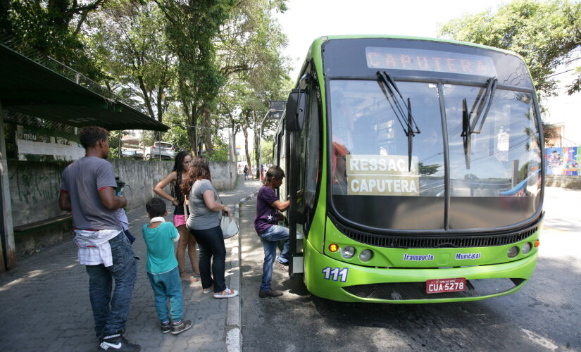 Ônibus Embu das Artes, na Grande São Paulo; projeto segue em discussão 