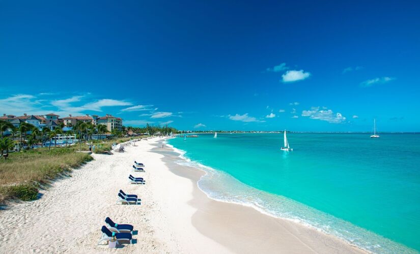 Grace Bay Beach, no Caribe, foi eleita a melhor praia do mundo pelo no World Travel Awards