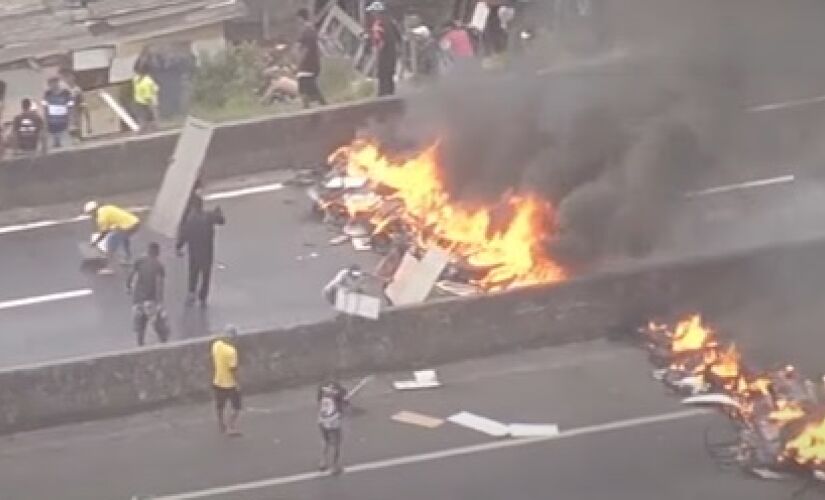 Moradores protestam na Dutra, em Guarulhos