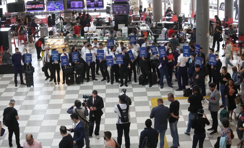 Greve de comissários e pilotos causa transtornos no aeroporto de Congonha 