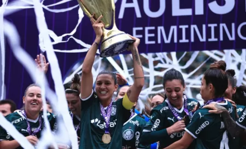 Jogadoras do Palmeiras levantam taça do Campeonato Paulista