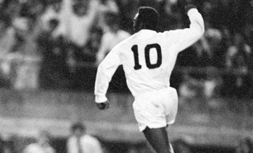 Pelé e sua icônica camisa dez branca do Santos FC