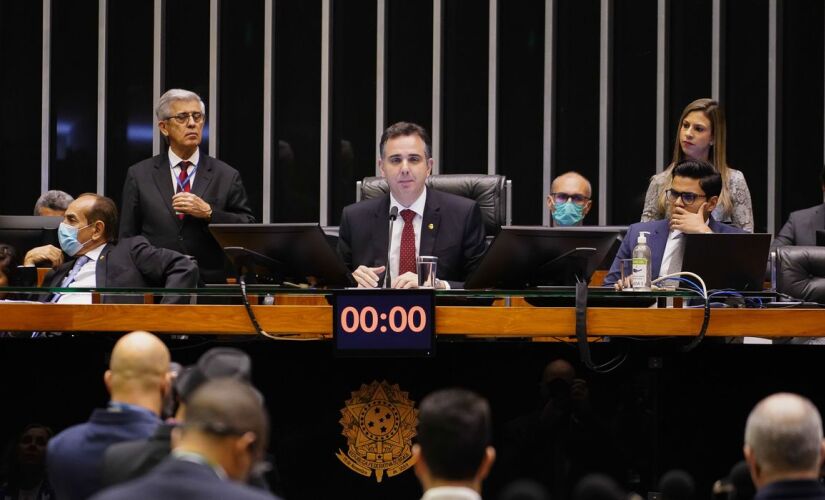 Na Câmara dos Deputados, o texto-base foi aprovado por 328 votos favoráveis e 66 contrários; no Senado, foram 44 votos favoráveis e 20 contrários