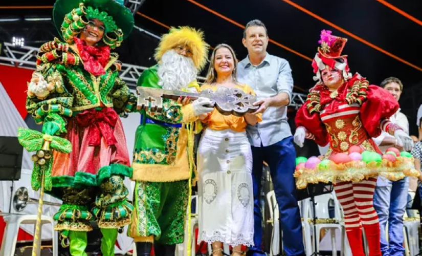 Papai Noel de verde e amarelo recebeu a 'chave da cidade'