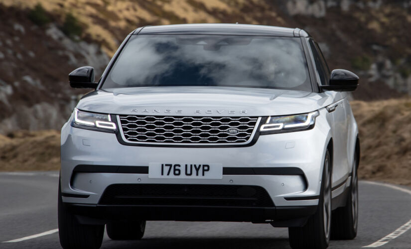 Nas versões PHEV, o Velar tem potência e torque combinados de 404 cavalos e de 65,4 kgfm, respectivamente