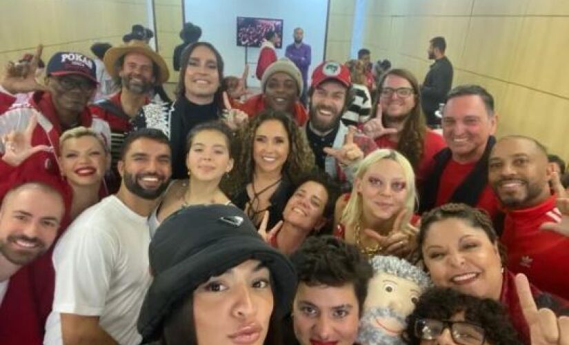 Artistas se reúnem em apoio ao presidente eleito Lula.