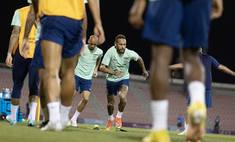 Neymar treinou neste domingo e confirmou presença no duelo desta segunda