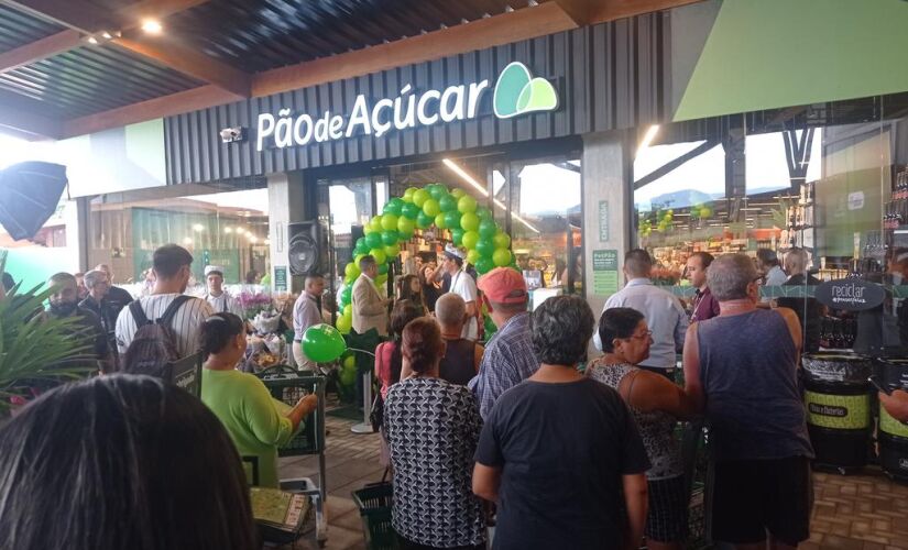 Moradores e turistas aguardam para entrar no Pão de Açúcar, em Ubatuba