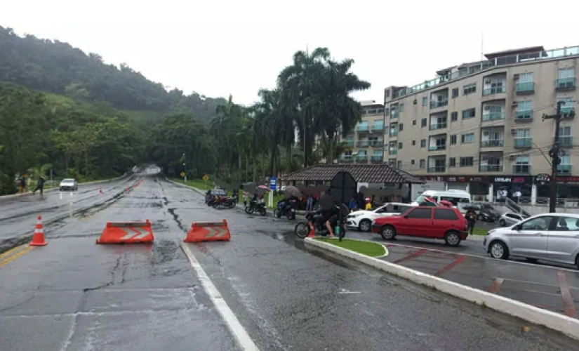 Rio-Santos, em Angra dos Reis, km 477, fechada nesta quinta-feira 