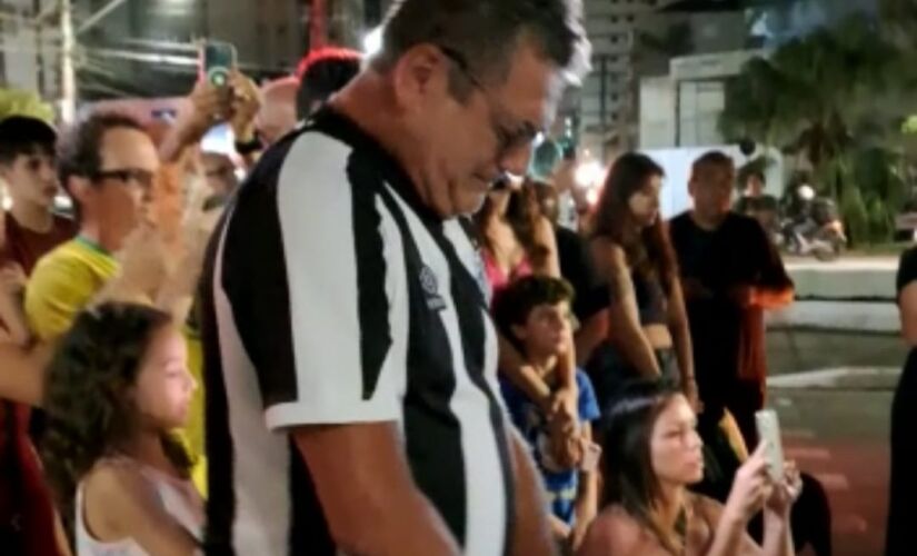 Torcedor do Santos se emociona durante homenagem a Pelé