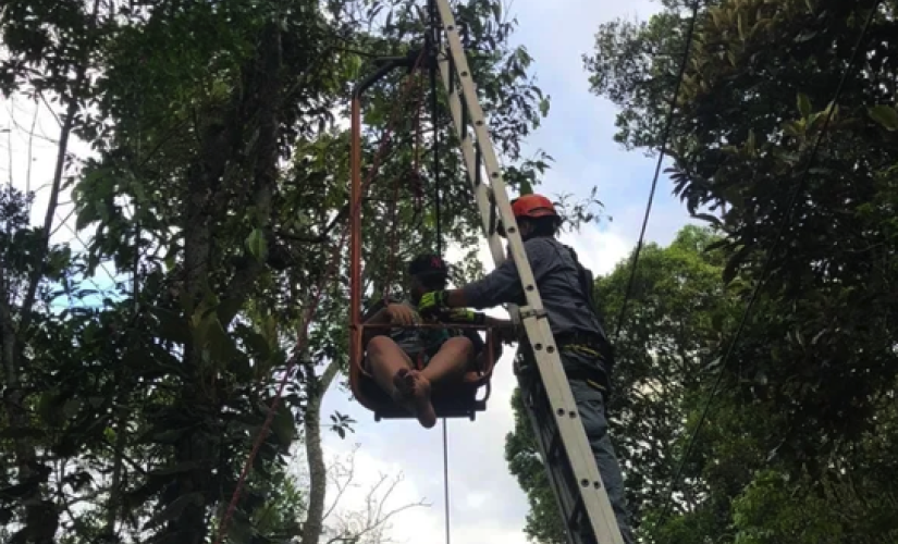 Corpo de Bombeiros realizando o resgate de pessoas que ficaram presas em brinquedo