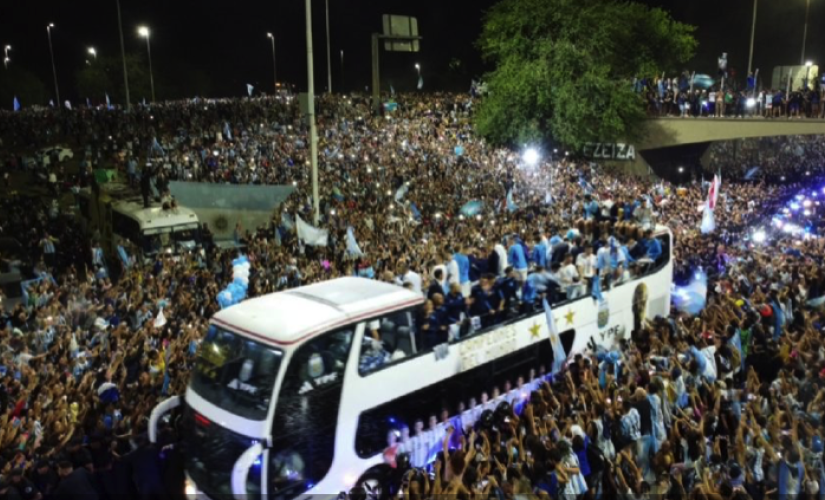 Seleção argentina é recebida por milhares de pessoas ao retornar ao país