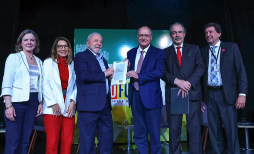 Lula recebe das mãos de Alckmin o relatório final da equipe de transição de governo 