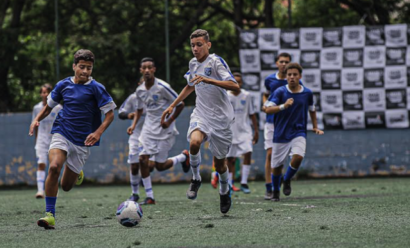 Equipes campeãs comemorando o título da Taça Semel de Futebol 2022