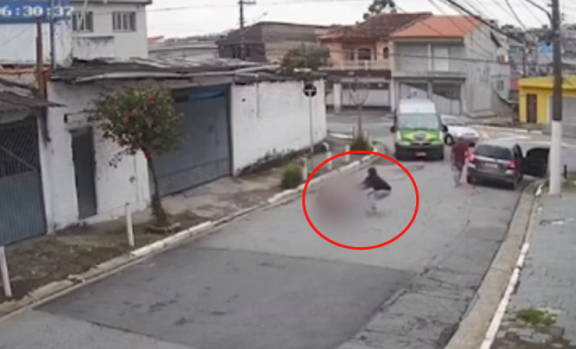 Uma câmera de segurança registrou quando a mulher tentou segurar sua mochila