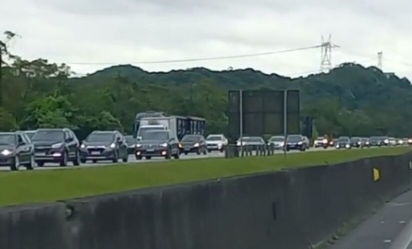 Interligação baixada no sentido do litoral com lentidão do km 1,8 ao km 0