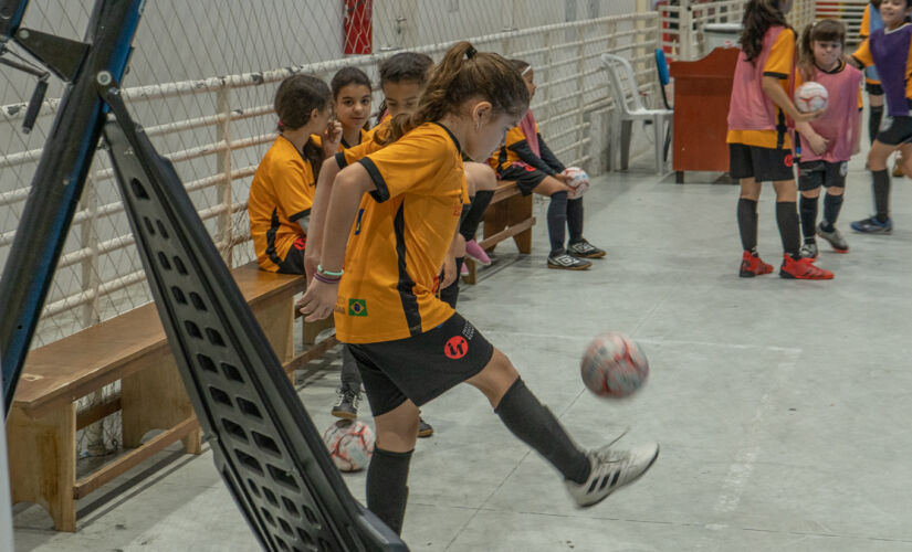 Com objetivo de oportunizar práticas esportivas para crianças e adolescentes dos 6 aos 17 anos, o Projeto Play nas Férias incentiva a prática esportiva em Taboão da Serra