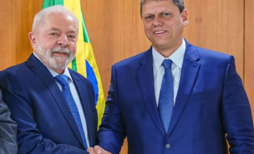 O presidente Lula e o governador de São Paulo, Tarcísio de Freitas, durante reunião no Planalto 